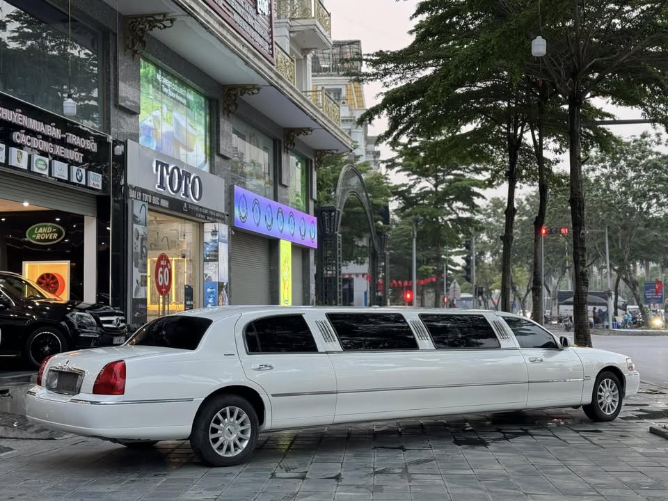 Lincoln Limousine hiếm bán lại giá 1,2 tỷ: Giá ngang Camry mới, dài gần gấp đôi C-Class, có ghế sofa, quầy bar 'sang chảnh'- Ảnh 5. Lincoln Limousine hiếm bán lại giá 1,2 tỷ: Giá ngang Camry mới, dài gần gấp đôi C-Class, có ghế sofa, quầy bar 'sang chảnh'- Ảnh 5.