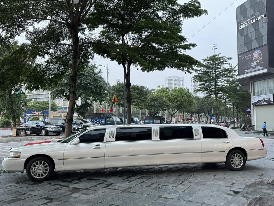 Lincoln Limousine hiếm bán lại giá 1,2 tỷ: Giá ngang Camry mới, dài gần gấp đôi C-Class, có ghế sofa, quầy bar 'sang chảnh'- Ảnh 1. Lincoln Limousine hiếm bán lại giá 1,2 tỷ: Giá ngang Camry mới, dài gần gấp đôi C-Class, có ghế sofa, quầy bar 'sang chảnh'- Ảnh 1.