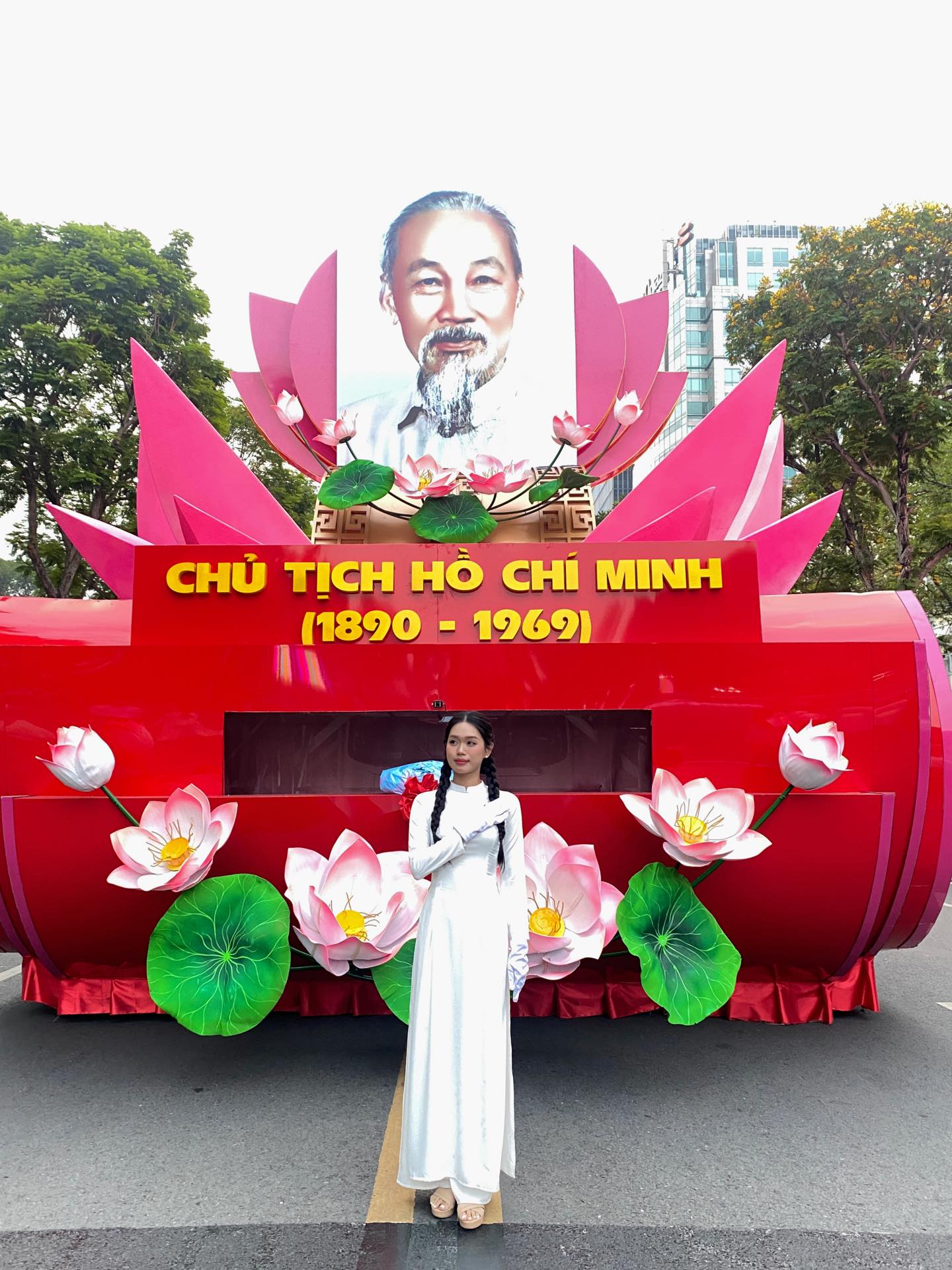 Nữ sinh ĐH Tôn Đức Thắng được tuyển chọn gắt gao để tham gia khối xe Nghi trượng tại Đại lễ 30/4- Ảnh 4. Nữ sinh ĐH Tôn Đức Thắng được tuyển chọn gắt gao để tham gia khối xe Nghi trượng tại Đại lễ 30/4- Ảnh 4.
