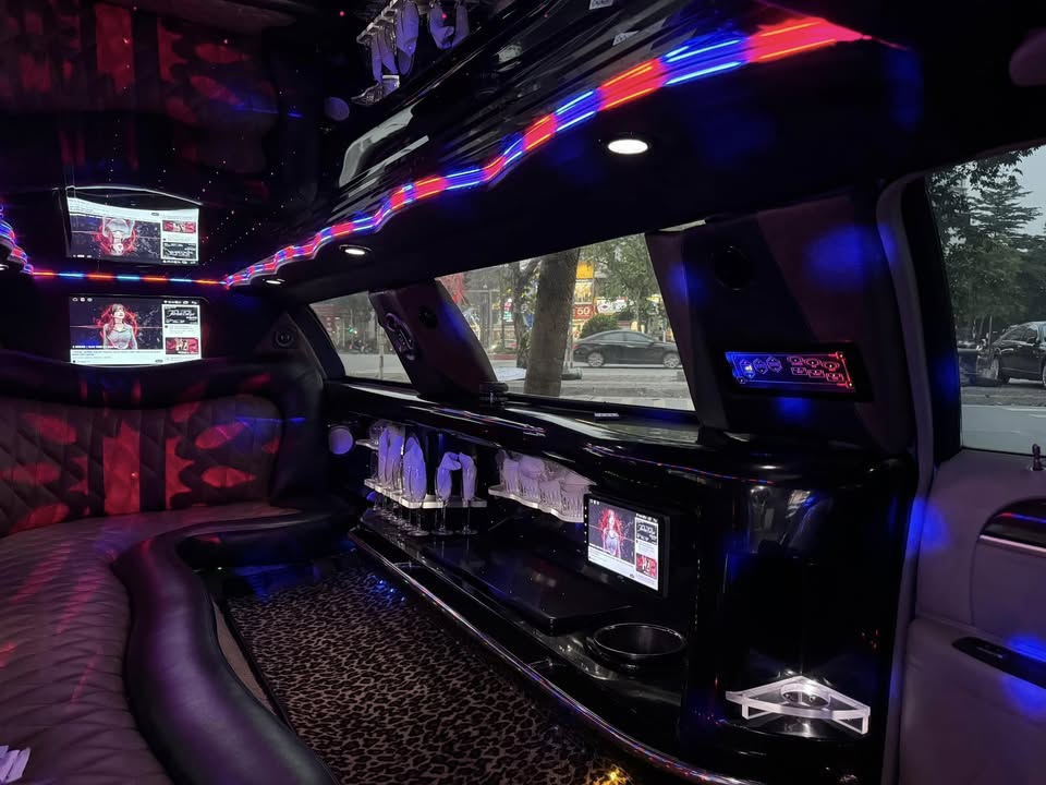 Lincoln Limousine hiếm bán lại giá 1,2 tỷ: Giá ngang Camry mới, dài gần gấp đôi C-Class, có ghế sofa, quầy bar 'sang chảnh'- Ảnh 4. Lincoln Limousine hiếm bán lại giá 1,2 tỷ: Giá ngang Camry mới, dài gần gấp đôi C-Class, có ghế sofa, quầy bar 'sang chảnh'- Ảnh 4.