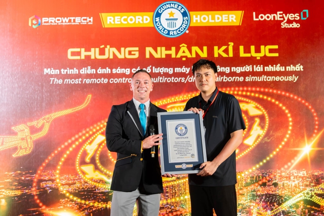 Đạo diễn màn trình diễn 10.500 drone tiết lộ về kịch bản lỡ hẹn của đêm 30/4- Ảnh 7. Đạo diễn màn trình diễn 10.500 drone tiết lộ về kịch bản lỡ hẹn của đêm 30/4- Ảnh 7.