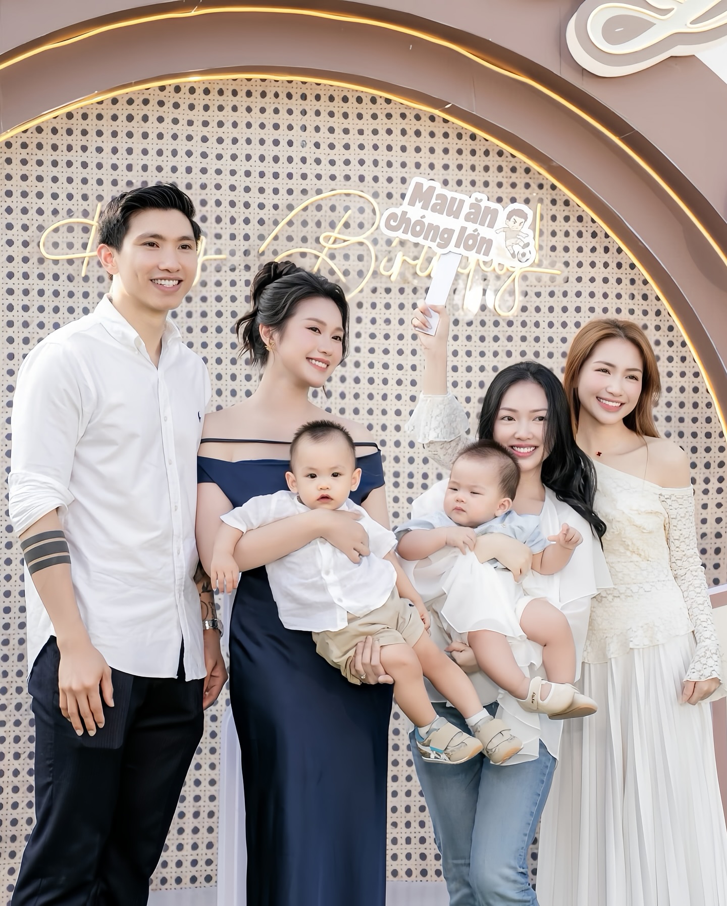 Hoà Minzy xinh đẹp tụ tập cùng hội bạn thân làng bóng đá, từng vay tiền Văn Hậu làm MV nay đã trả hết chưa?- Ảnh 1. Hoà Minzy xinh đẹp tụ tập cùng hội bạn thân làng bóng đá, từng vay tiền Văn Hậu làm MV nay đã trả hết chưa?- Ảnh 1.