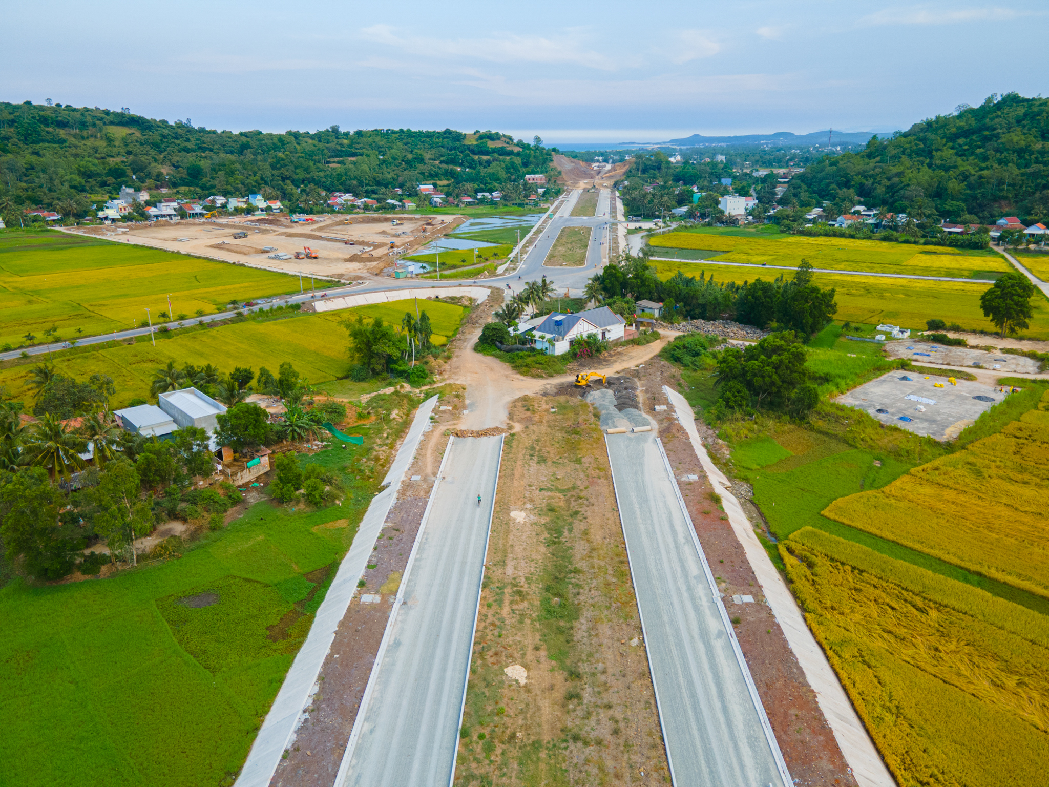 Toàn cảnh tuyến đường đang xây dựng qua “thiên đường hải sản”, đang được mời gọi đầu tư 2 dự án 5.700 tỷ đồng- Ảnh 12. Toàn cảnh tuyến đường đang xây dựng qua “thiên đường hải sản”, đang được mời gọi đầu tư 2 dự án 5.700 tỷ đồng- Ảnh 12.