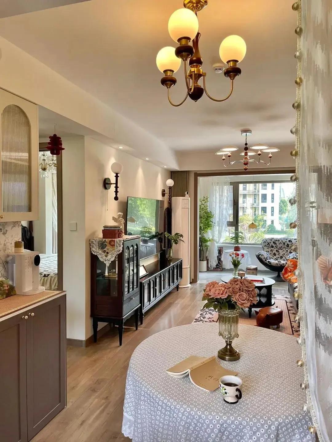 Ngỡ đâu studio nghệ thuật, hóa ra là căn hộ của nữ thiết kế 38 tuổi: Ánh sáng tràn ngập, từng chi tiết đều đẹp- Ảnh 9. Ngỡ đâu studio nghệ thuật, hóa ra là căn hộ của nữ thiết kế 38 tuổi: Ánh sáng tràn ngập, từng chi tiết đều đẹp- Ảnh 9.