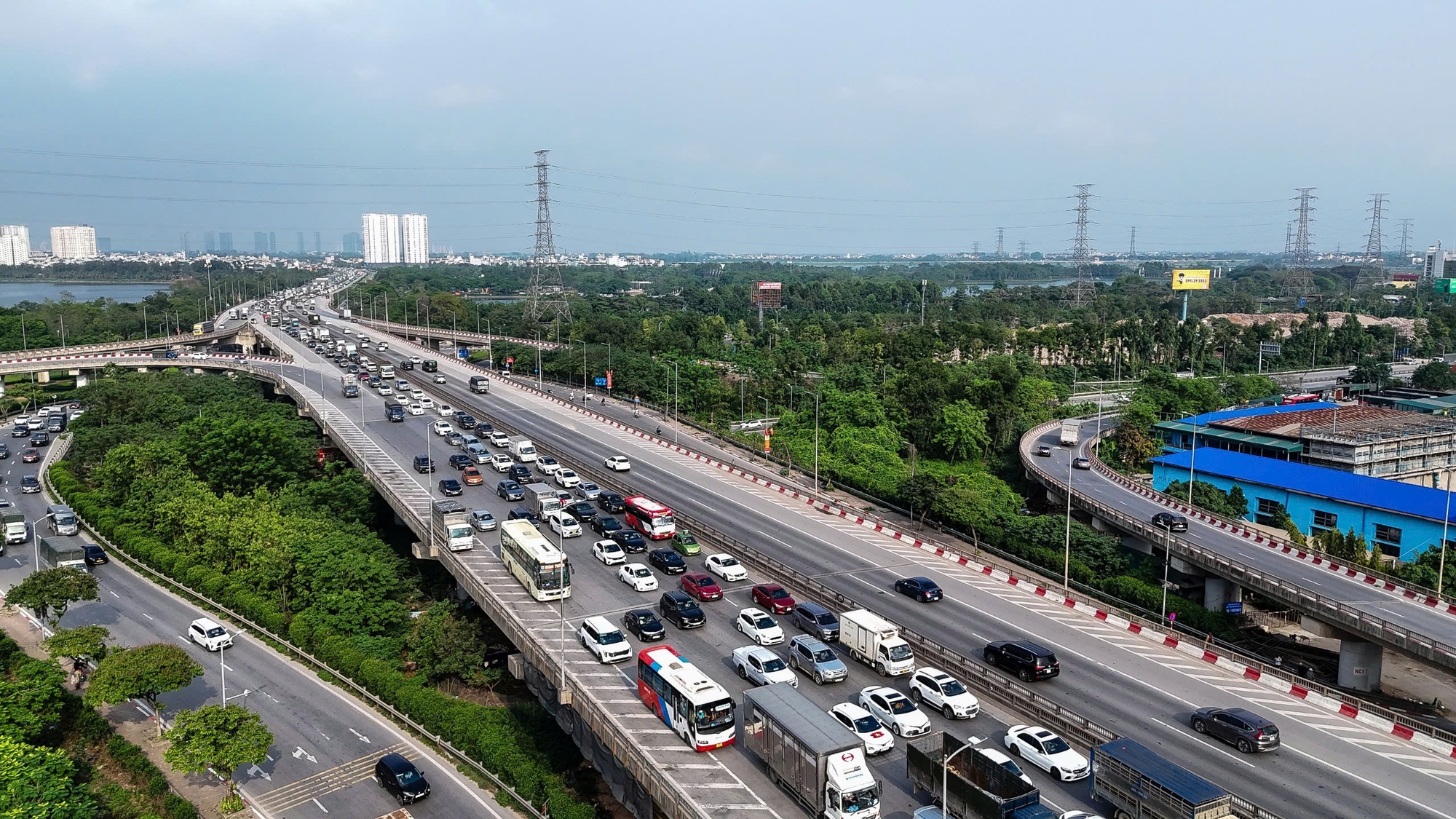 Chưa hết ngày nghỉ lễ, xe ô tô đã ùn ùn trở về Hà Nội, các cửa ngõ thủ đô tắc nghẽn hàng km- Ảnh 6.