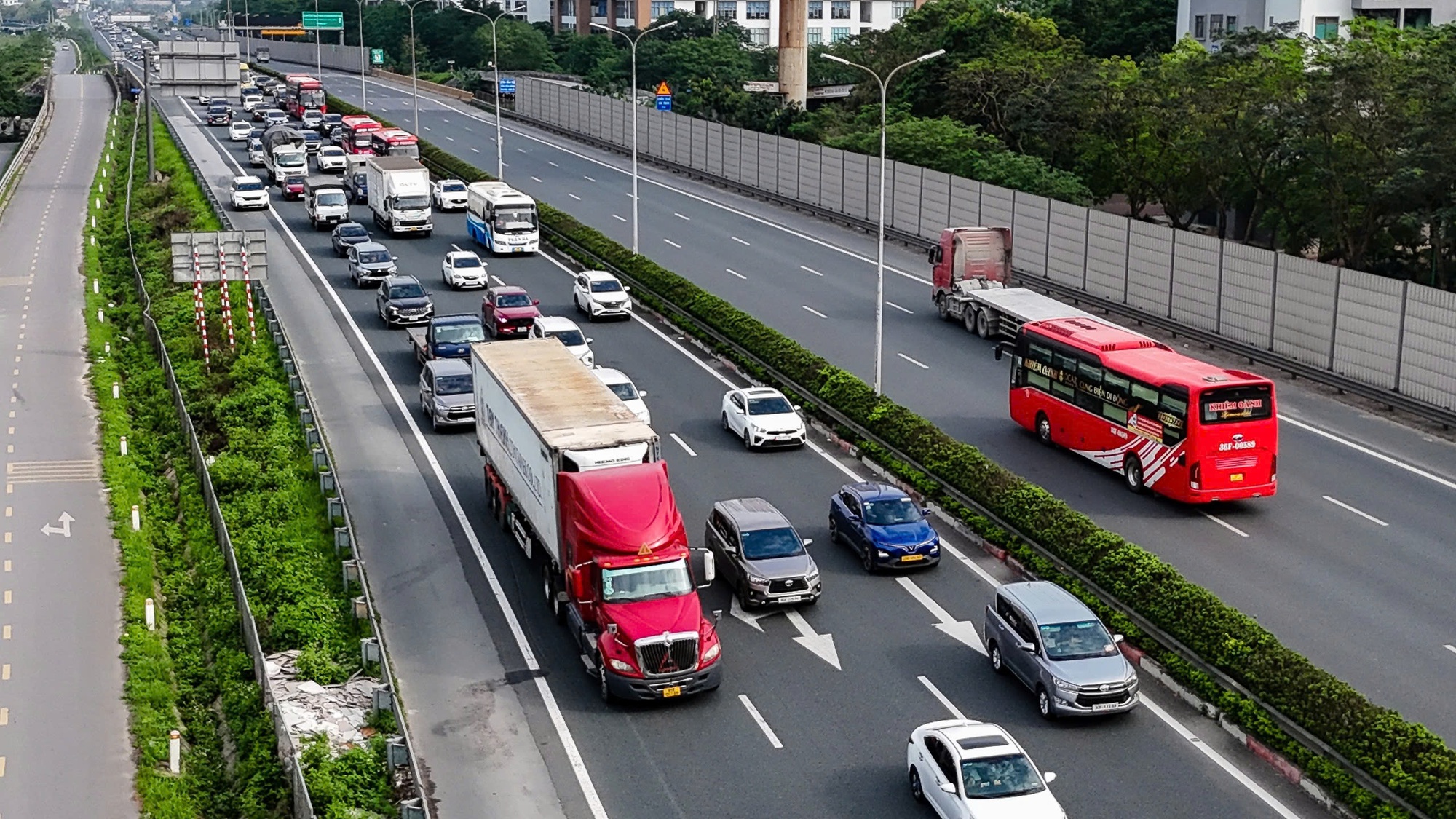 Chưa hết ngày nghỉ lễ, xe ô tô đã ùn ùn trở về Hà Nội, các cửa ngõ thủ đô tắc nghẽn hàng km- Ảnh 5.