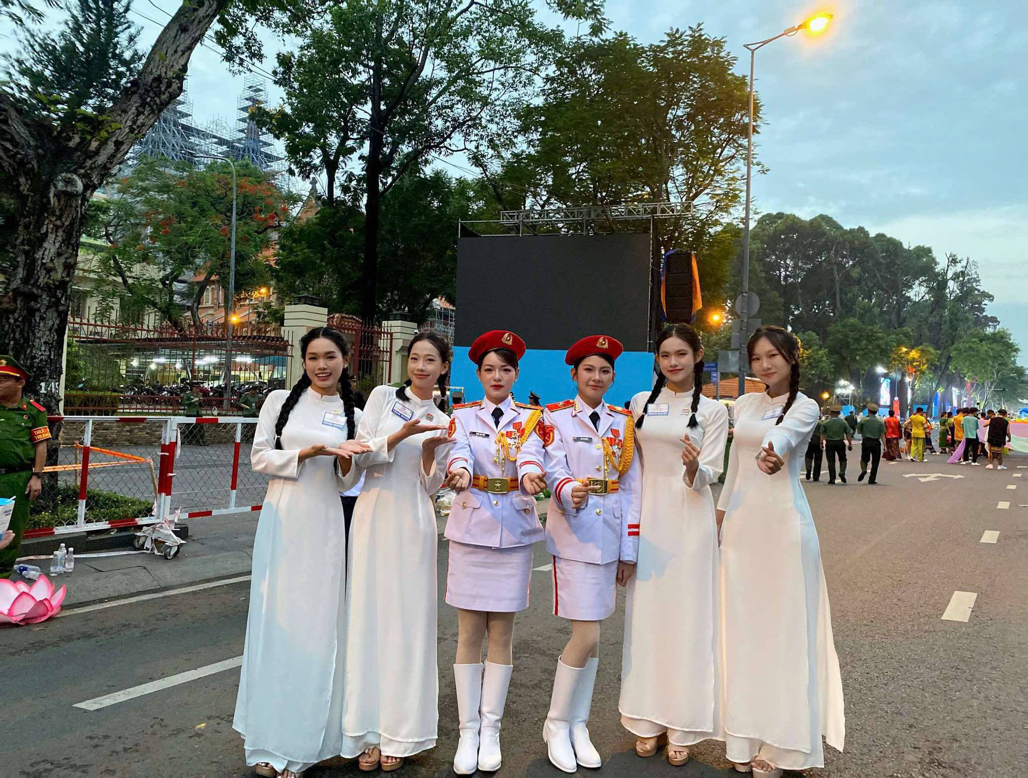 Nữ sinh ĐH Tôn Đức Thắng được tuyển chọn gắt gao để tham gia khối xe Nghi trượng tại Đại lễ 30/4- Ảnh 3. Nữ sinh ĐH Tôn Đức Thắng được tuyển chọn gắt gao để tham gia khối xe Nghi trượng tại Đại lễ 30/4- Ảnh 3.