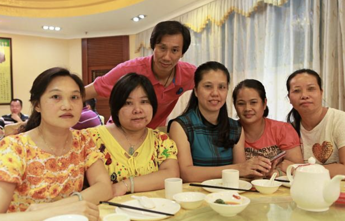 Đi họp lớp, bạn học nghèo bị chê cười vì mặc áo quê mùa: Lúc cô cởi áo ra, cả lớp liền bật khóc- Ảnh 1. Đi họp lớp, bạn học nghèo bị chê cười vì mặc áo quê mùa: Lúc cô cởi áo ra, cả lớp liền bật khóc- Ảnh 1.
