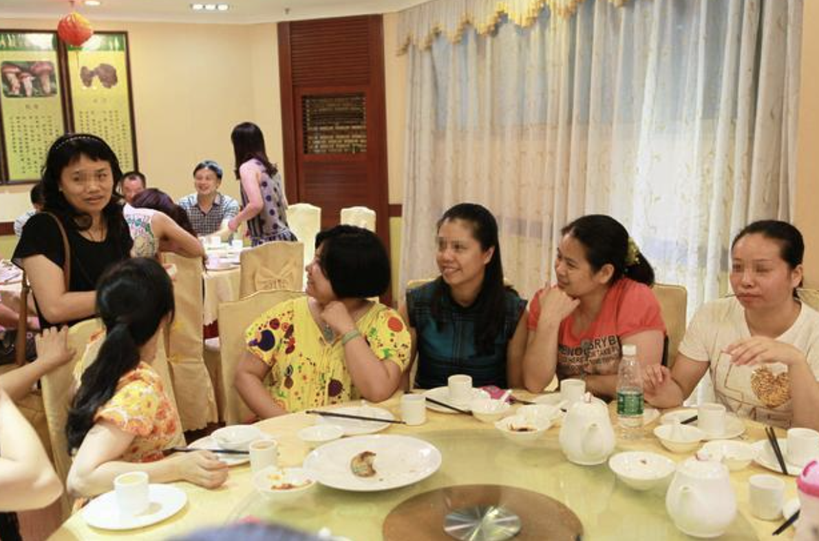 Đi họp lớp, bạn học nghèo bị chê cười vì mặc áo quê mùa: Lúc cô cởi áo ra, cả lớp liền bật khóc- Ảnh 2. Đi họp lớp, bạn học nghèo bị chê cười vì mặc áo quê mùa: Lúc cô cởi áo ra, cả lớp liền bật khóc- Ảnh 2.