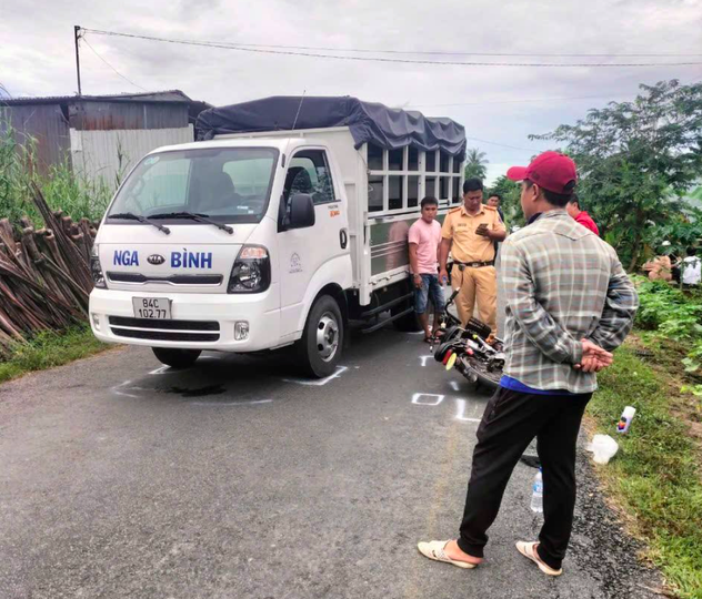 Vụ bắn người rồi tự sát ở Vĩnh Long: Tài xế xe tải có lỗi trong cái chết của bé gái- Ảnh 1. Vụ bắn người rồi tự sát ở Vĩnh Long: Tài xế xe tải có lỗi trong cái chết của bé gái- Ảnh 1.