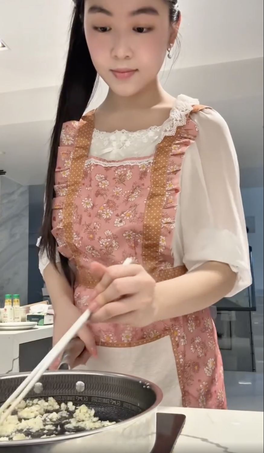 Clip phơi bày cuộc sống của Lọ Lem bên trong biệt thự, ái nữ hào môn tự tay làm 2 việc ai nhìn cũng "wow"!- Ảnh 4. Clip phơi bày cuộc sống của Lọ Lem bên trong biệt thự, ái nữ hào môn tự tay làm 2 việc ai nhìn cũng "wow"!- Ảnh 4.