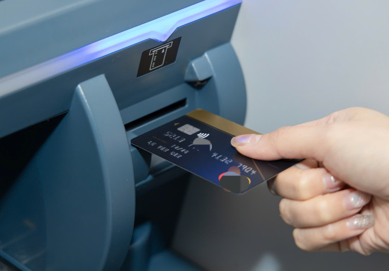 Dịp lễ 30-4, rút tiền máy ATM/CDM đừng quên cảnh báo mới nhất của ngân hàng- Ảnh 1. Dịp lễ 30-4, rút tiền máy ATM/CDM đừng quên cảnh báo mới nhất của ngân hàng- Ảnh 1.