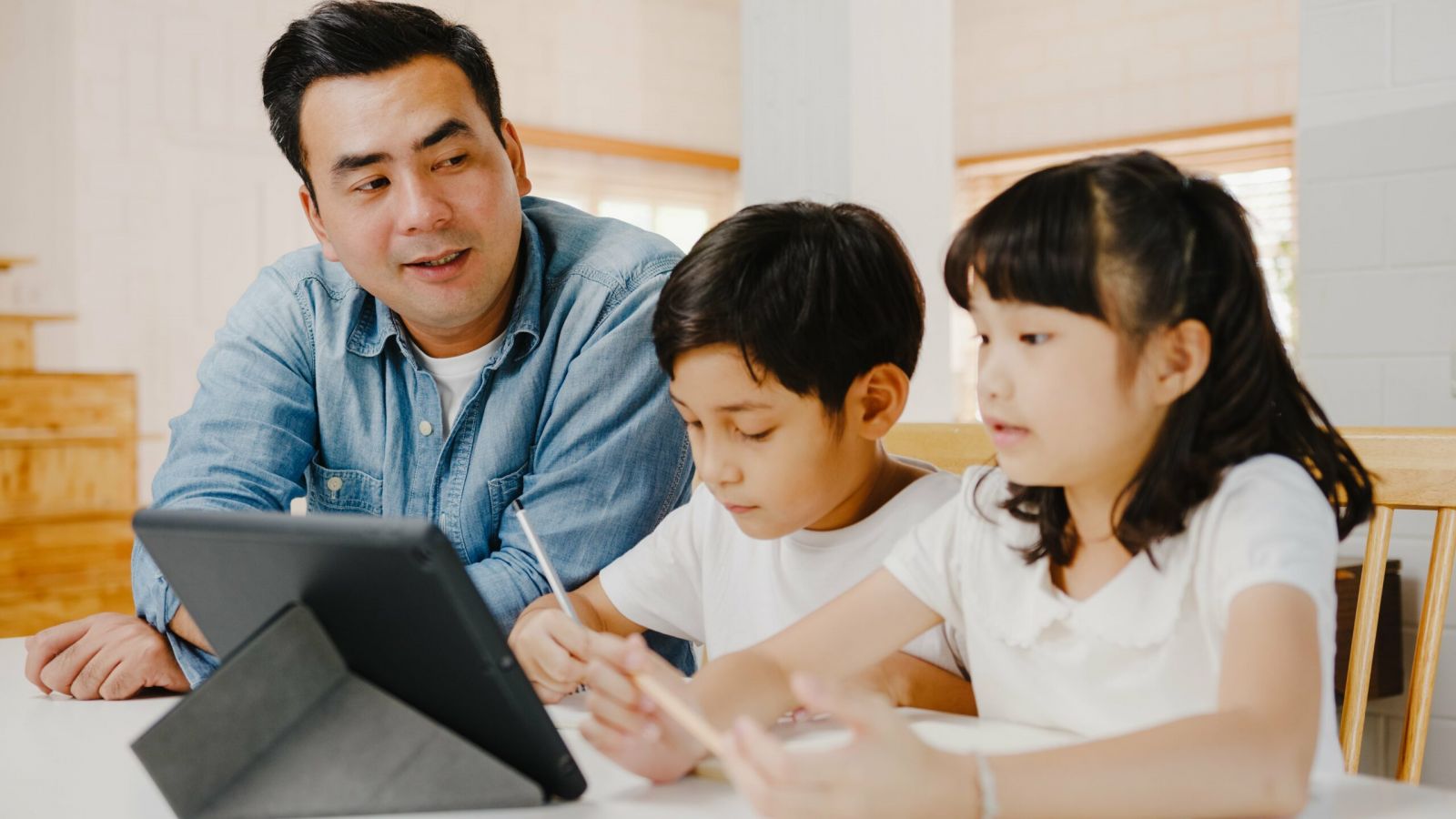 Tương lai con cái “hoá rồng hoá phượng” hay luẩn quẩn cối xay, đều phụ thuộc vào quyết định này của cha mẹ: Hãy cẩn trọng!- Ảnh 1. Tương lai con cái “hoá rồng hoá phượng” hay luẩn quẩn cối xay, đều phụ thuộc vào quyết định này của cha mẹ: Hãy cẩn trọng!- Ảnh 1.