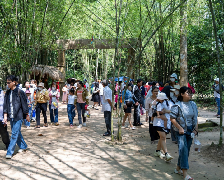 Tour lịch sử bùng nổ, du khách đến TP.HCM đông chưa từng có- Ảnh 3.