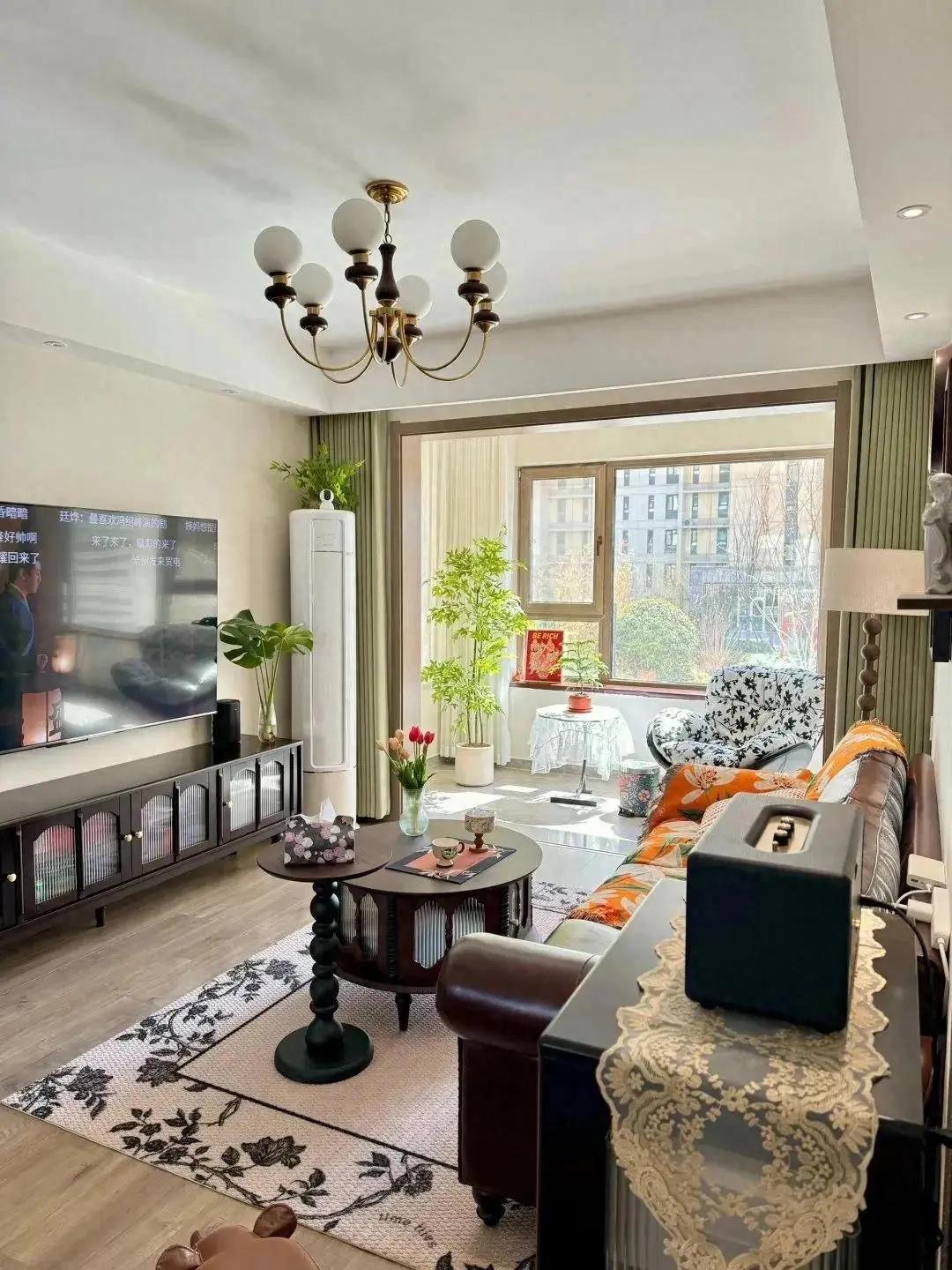 Ngỡ đâu studio nghệ thuật, hóa ra là căn hộ của nữ thiết kế 38 tuổi: Ánh sáng tràn ngập, từng chi tiết đều đẹp- Ảnh 2. Ngỡ đâu studio nghệ thuật, hóa ra là căn hộ của nữ thiết kế 38 tuổi: Ánh sáng tràn ngập, từng chi tiết đều đẹp- Ảnh 2.