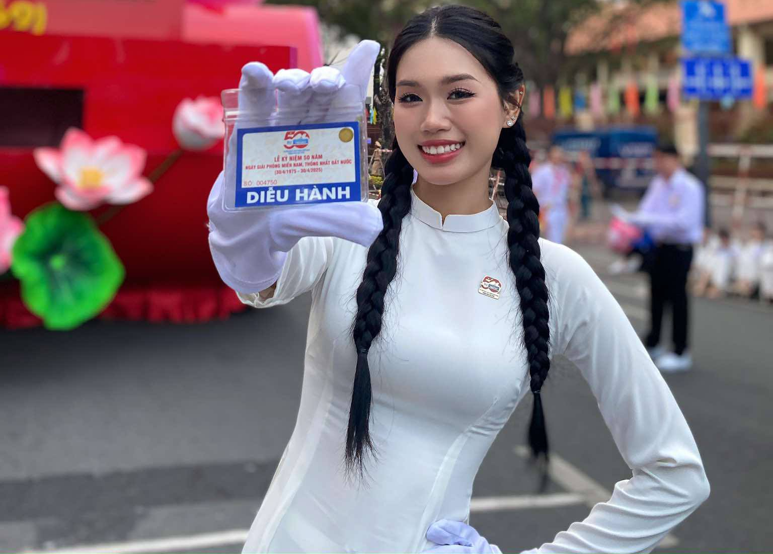 Nữ sinh ĐH Tôn Đức Thắng được tuyển chọn gắt gao để tham gia khối xe Nghi trượng tại Đại lễ 30/4- Ảnh 1. Nữ sinh ĐH Tôn Đức Thắng được tuyển chọn gắt gao để tham gia khối xe Nghi trượng tại Đại lễ 30/4- Ảnh 1.