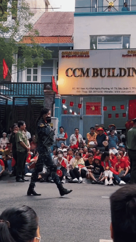 Nữ chiến sĩ biệt động đi ngang qua camera khiến hàng triệu người phải xem lại clip 10 lần dù không thấy mặt- Ảnh 1.