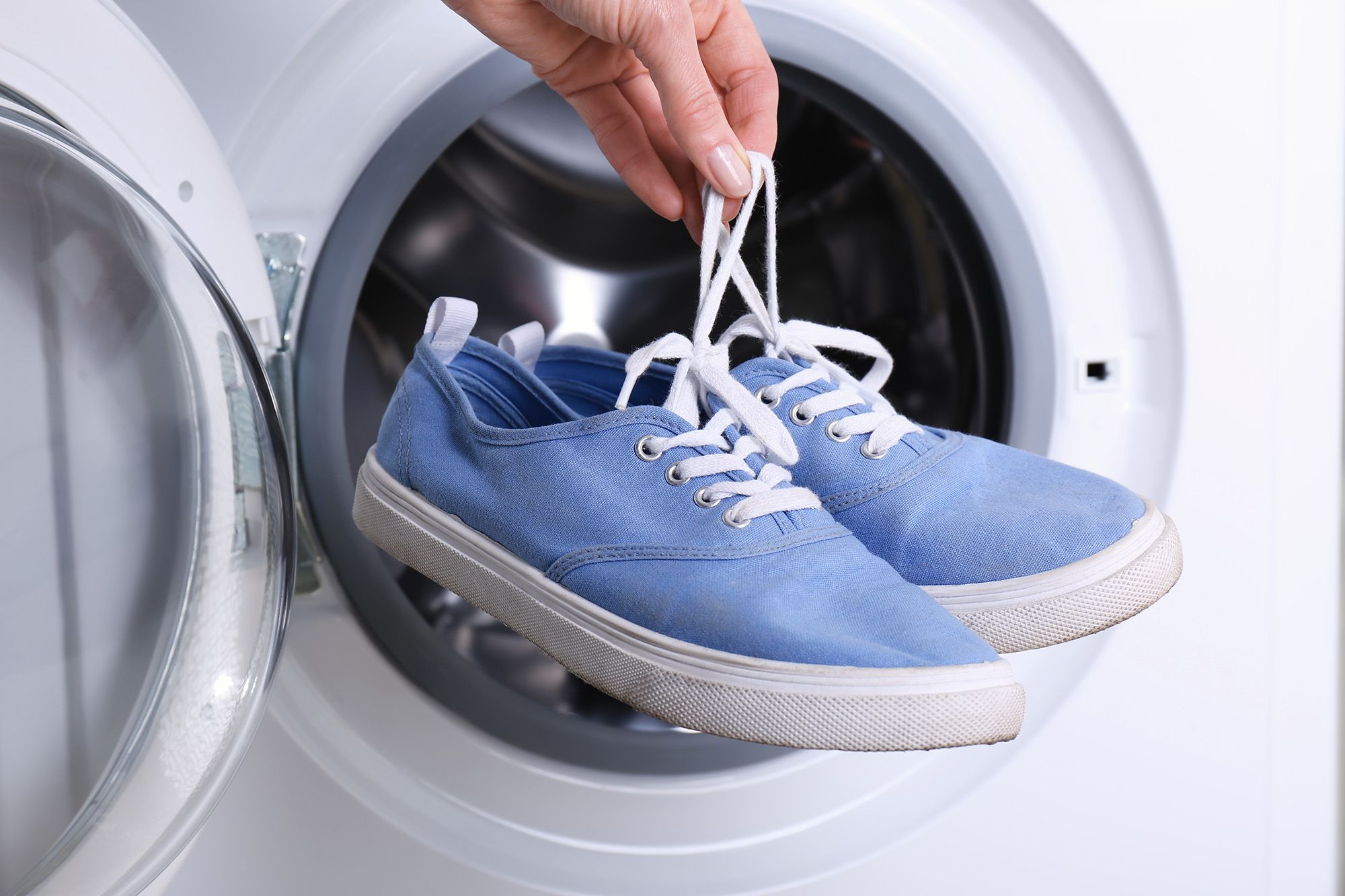 "Giặt giày" bằng máy giặt: Đây là bí quyết không phải ai cũng biết- Ảnh 3. "Giặt giày" bằng máy giặt: Đây là bí quyết không phải ai cũng biết- Ảnh 3.