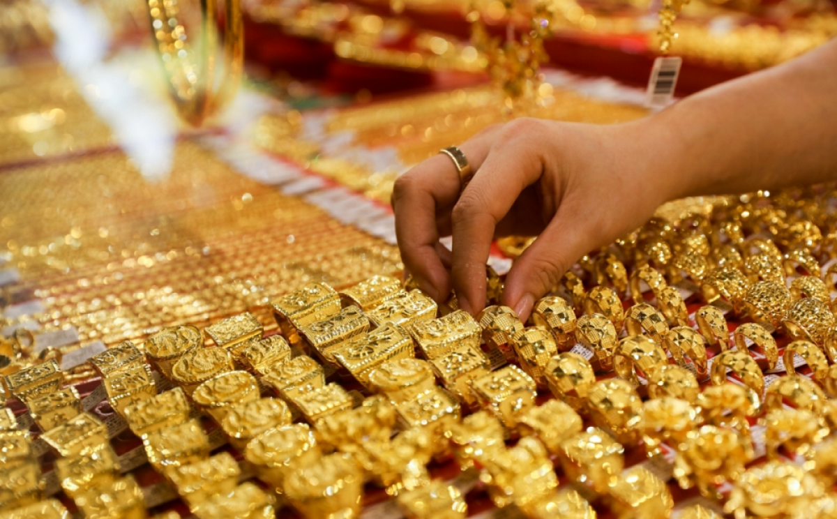 Giá vàng nhẫn đột ngột giảm, chuyên gia dự báo tuần tới đầy biến động, nhà đầu tư nghỉ lễ không yên- Ảnh 1. Giá vàng nhẫn đột ngột giảm, chuyên gia dự báo tuần tới đầy biến động, nhà đầu tư nghỉ lễ không yên- Ảnh 1.