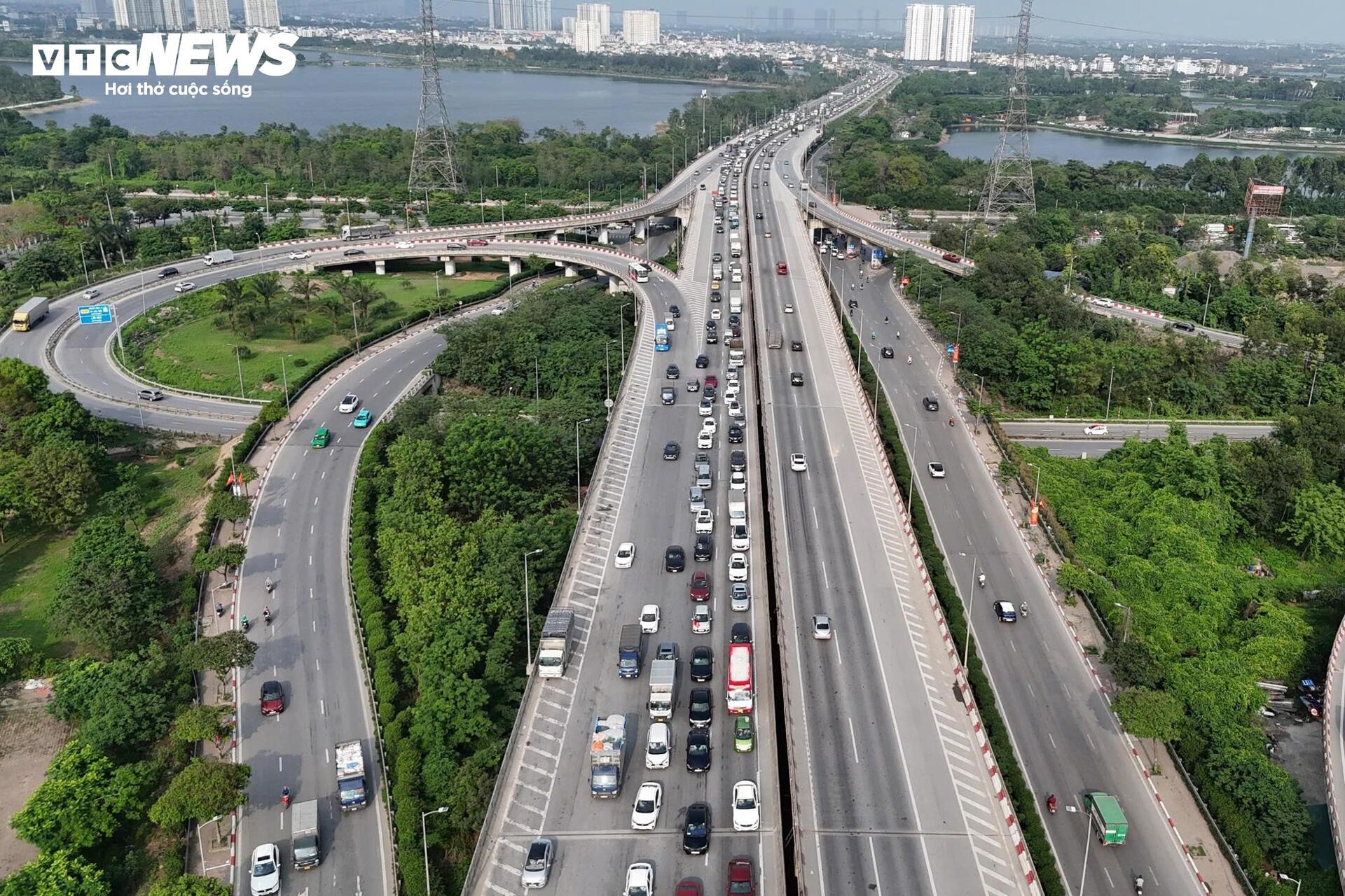 Người dân quay lại Hà Nội sớm, cao tốc Pháp Vân - Cầu Giẽ ùn ứ hơn 5km- Ảnh 7. Người dân quay lại Hà Nội sớm, cao tốc Pháp Vân - Cầu Giẽ ùn ứ hơn 5km- Ảnh 7.