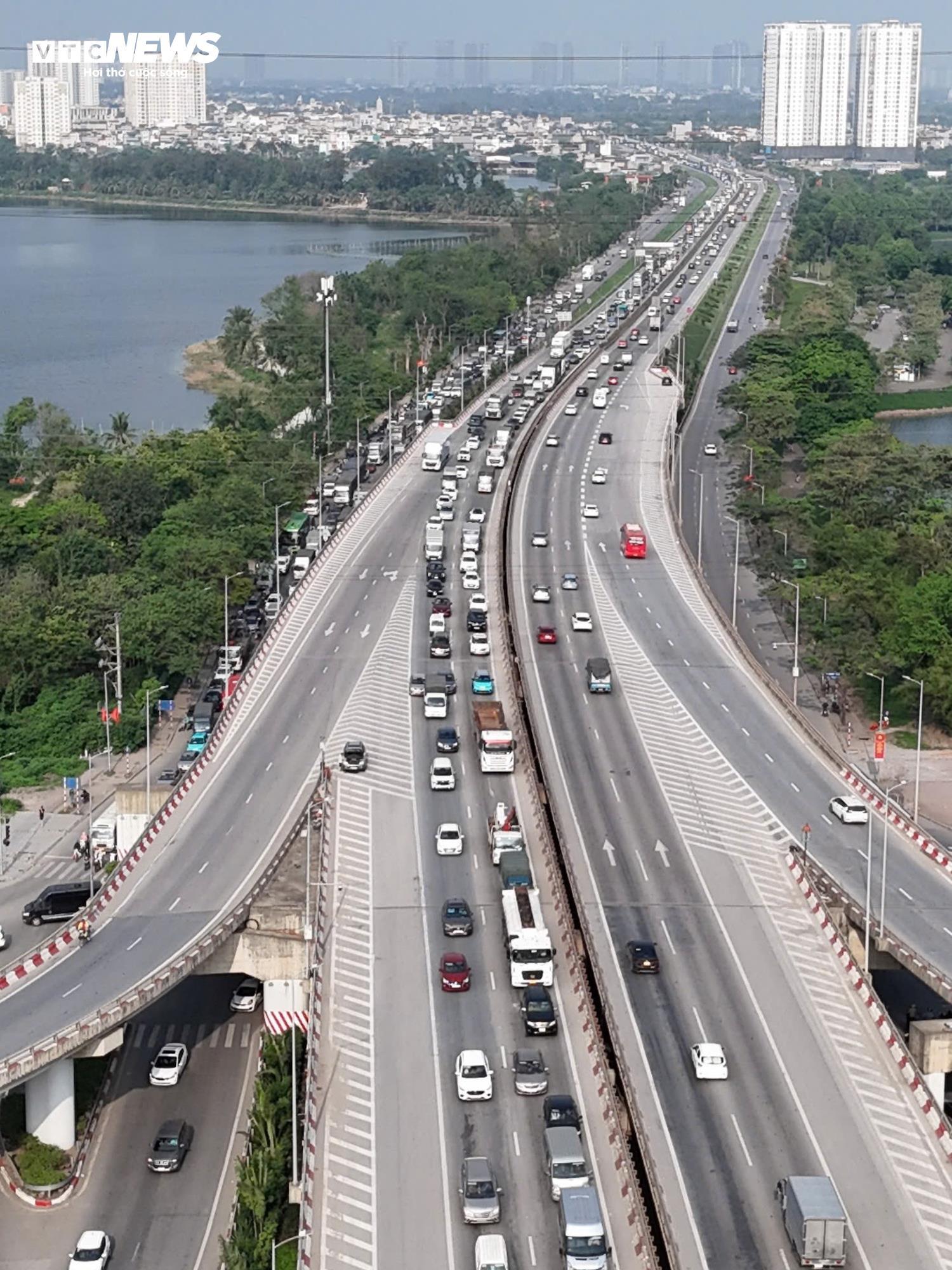 Người dân quay lại Hà Nội sớm, cao tốc Pháp Vân - Cầu Giẽ ùn ứ hơn 5km- Ảnh 9. Người dân quay lại Hà Nội sớm, cao tốc Pháp Vân - Cầu Giẽ ùn ứ hơn 5km- Ảnh 9.