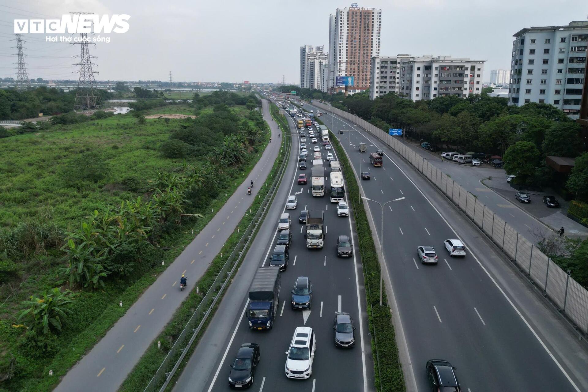 Người dân quay lại Hà Nội sớm, cao tốc Pháp Vân - Cầu Giẽ ùn ứ hơn 5km- Ảnh 1. Người dân quay lại Hà Nội sớm, cao tốc Pháp Vân - Cầu Giẽ ùn ứ hơn 5km- Ảnh 1.