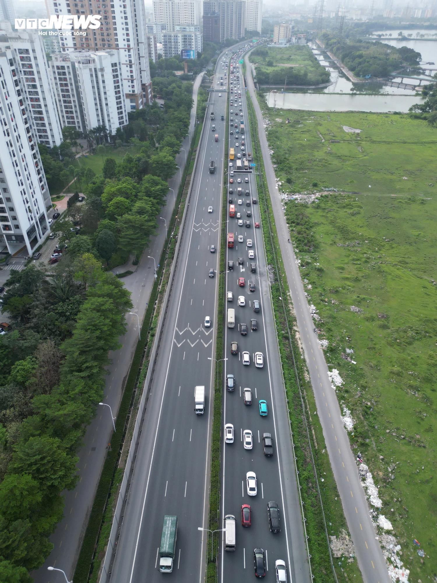 Người dân quay lại Hà Nội sớm, cao tốc Pháp Vân - Cầu Giẽ ùn ứ hơn 5km- Ảnh 3. Người dân quay lại Hà Nội sớm, cao tốc Pháp Vân - Cầu Giẽ ùn ứ hơn 5km- Ảnh 3.
