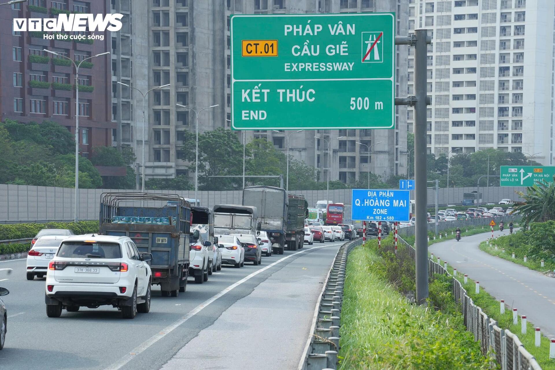 Người dân quay lại Hà Nội sớm, cao tốc Pháp Vân - Cầu Giẽ ùn ứ hơn 5km- Ảnh 5. Người dân quay lại Hà Nội sớm, cao tốc Pháp Vân - Cầu Giẽ ùn ứ hơn 5km- Ảnh 5.
