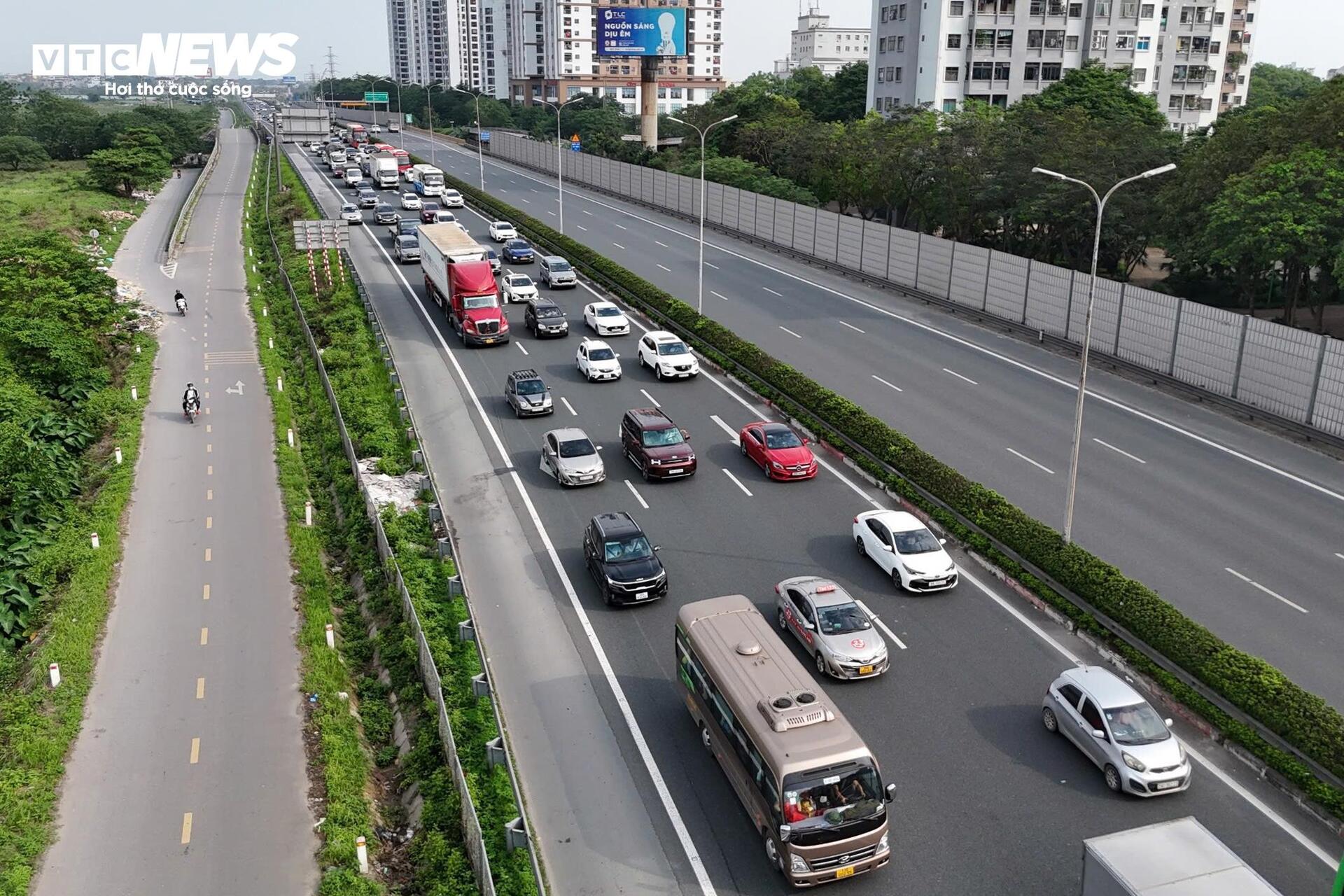 Người dân quay lại Hà Nội sớm, cao tốc Pháp Vân - Cầu Giẽ ùn ứ hơn 5km- Ảnh 4. Người dân quay lại Hà Nội sớm, cao tốc Pháp Vân - Cầu Giẽ ùn ứ hơn 5km- Ảnh 4.