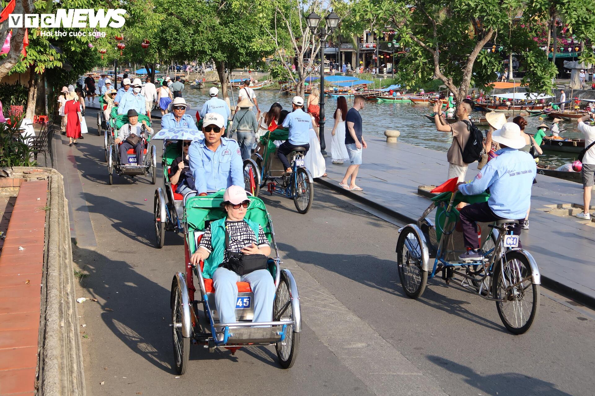 Biển người ở các bãi tắm Đà Nẵng và phố cổ Hội An dịp lễ 30/4-1/5- Ảnh 9. Biển người ở các bãi tắm Đà Nẵng và phố cổ Hội An dịp lễ 30/4-1/5- Ảnh 9.