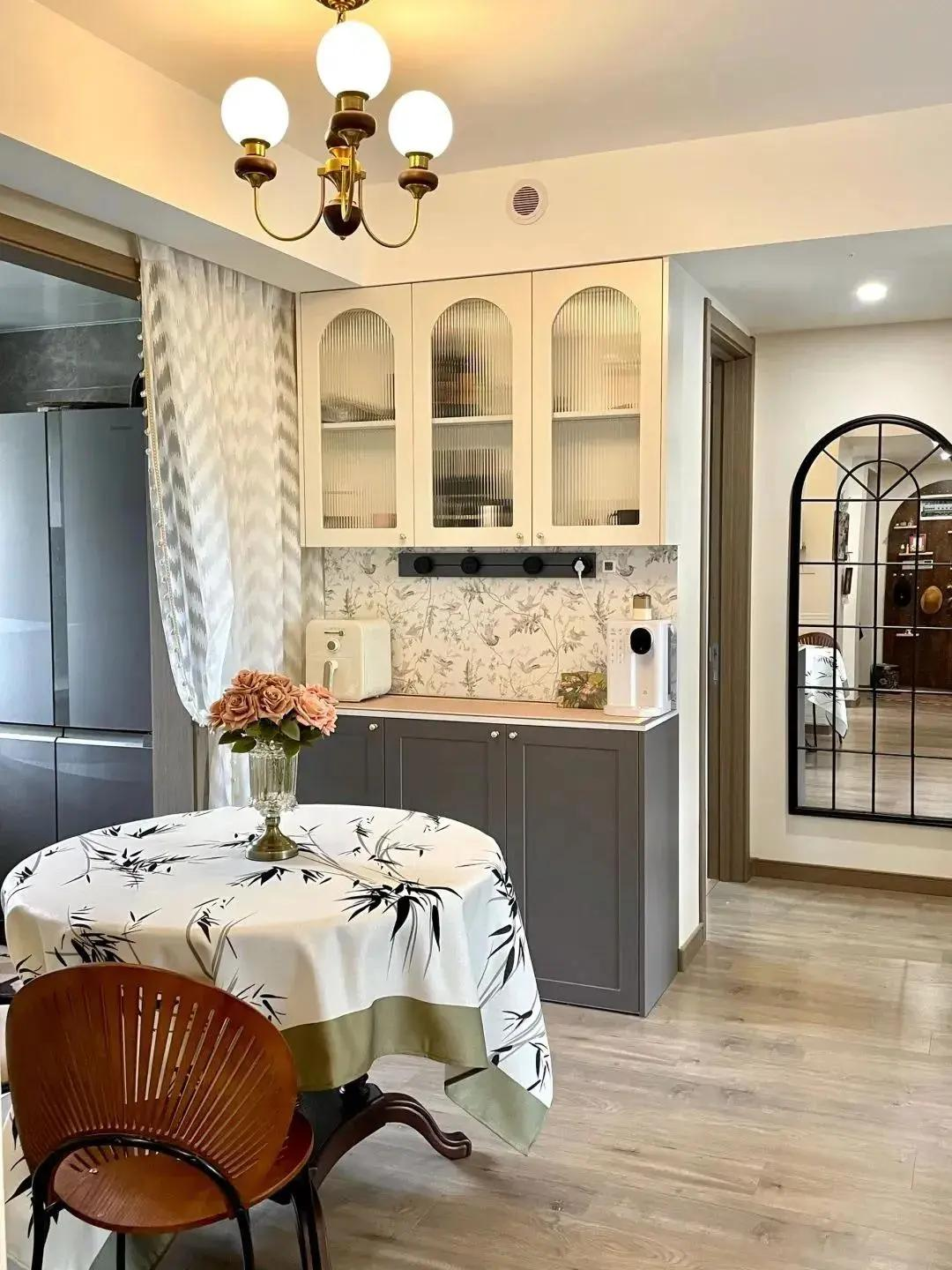 Ngỡ đâu studio nghệ thuật, hóa ra là căn hộ của nữ thiết kế 38 tuổi: Ánh sáng tràn ngập, từng chi tiết đều đẹp- Ảnh 7. Ngỡ đâu studio nghệ thuật, hóa ra là căn hộ của nữ thiết kế 38 tuổi: Ánh sáng tràn ngập, từng chi tiết đều đẹp- Ảnh 7.