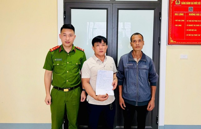 Nhặt được nhẫn vàng gắn đá quý trong túi rác- Ảnh 1. Nhặt được nhẫn vàng gắn đá quý trong túi rác- Ảnh 1.