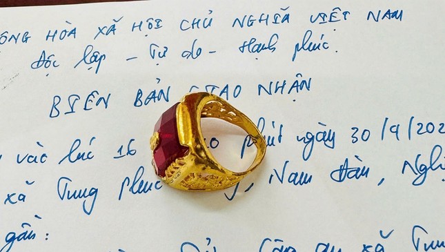 Nhặt được nhẫn vàng gắn đá quý trong túi rác- Ảnh 2. Nhặt được nhẫn vàng gắn đá quý trong túi rác- Ảnh 2.