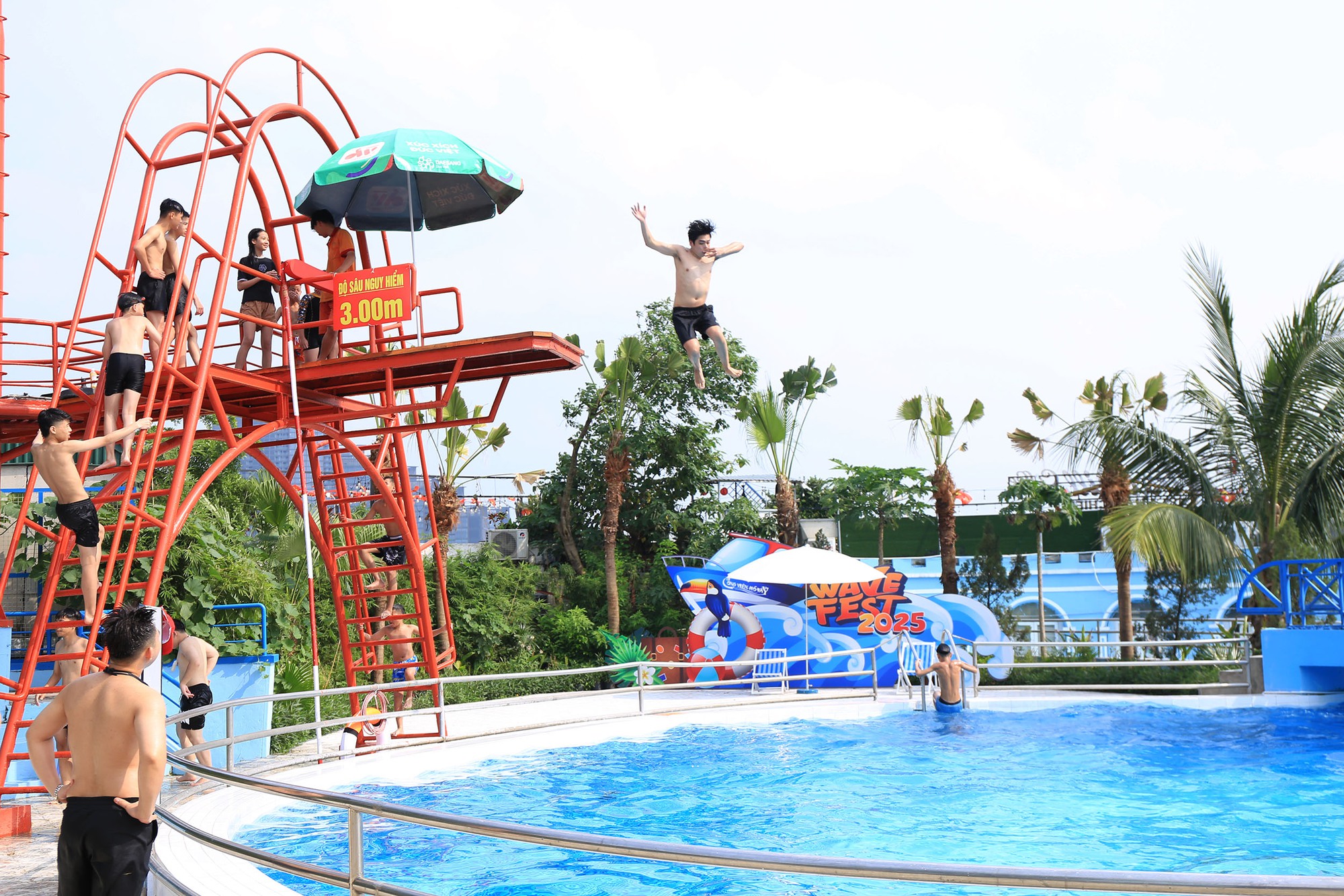 Hà Nội nắng nóng 34 độ C, hàng nghìn người đến công viên nước giải nhiệt trong ngày nghỉ lễ- Ảnh 7. Hà Nội nắng nóng 34 độ C, hàng nghìn người đến công viên nước giải nhiệt trong ngày nghỉ lễ- Ảnh 7.