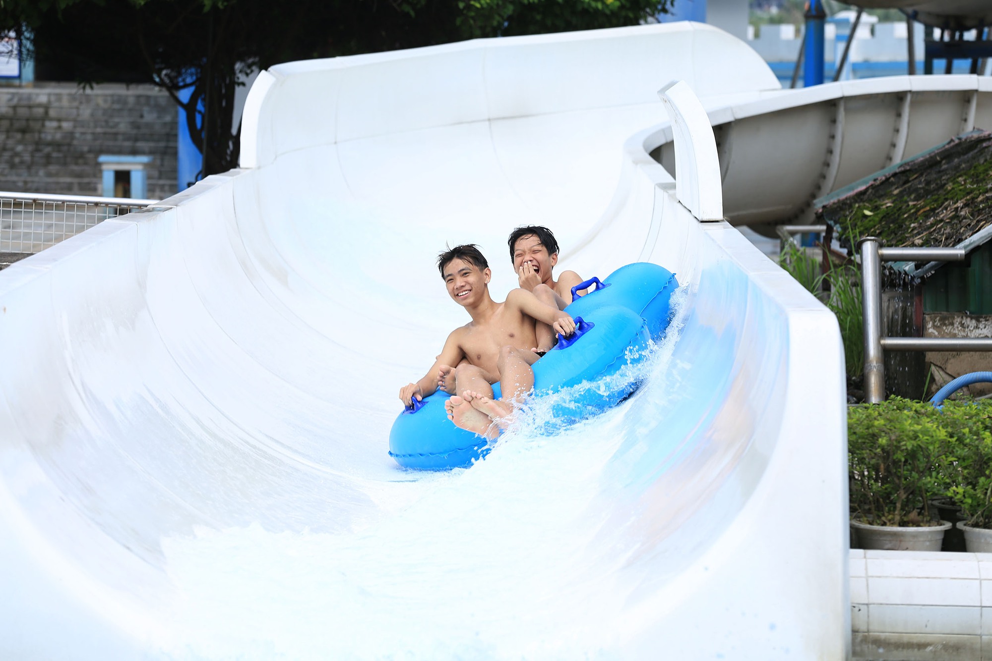 Hà Nội nắng nóng 34 độ C, hàng nghìn người đến công viên nước giải nhiệt trong ngày nghỉ lễ- Ảnh 12. Hà Nội nắng nóng 34 độ C, hàng nghìn người đến công viên nước giải nhiệt trong ngày nghỉ lễ- Ảnh 12.