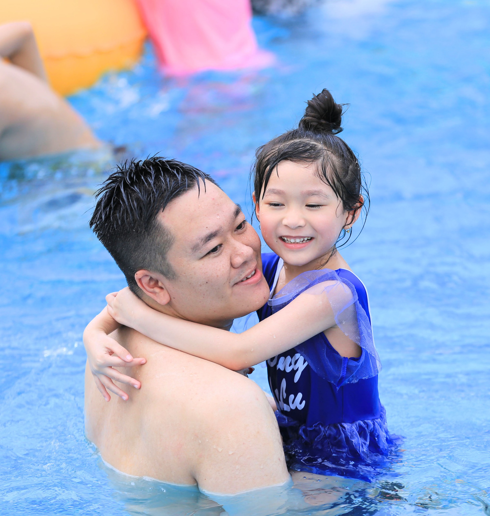 Hà Nội nắng nóng 34 độ C, hàng nghìn người đến công viên nước giải nhiệt trong ngày nghỉ lễ- Ảnh 5. Hà Nội nắng nóng 34 độ C, hàng nghìn người đến công viên nước giải nhiệt trong ngày nghỉ lễ- Ảnh 5.