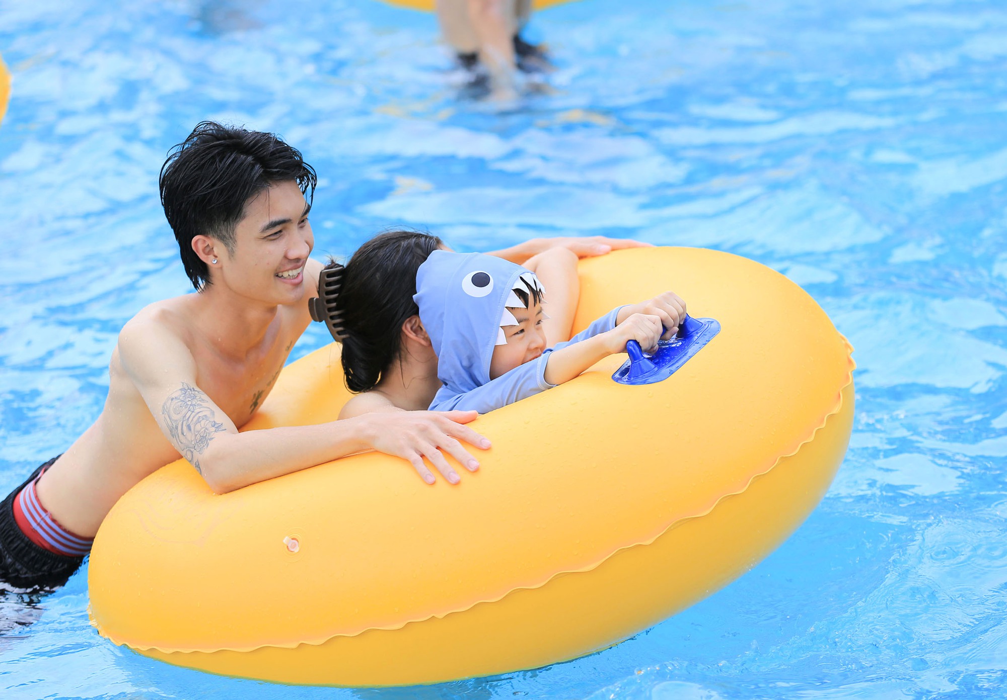 Hà Nội nắng nóng 34 độ C, hàng nghìn người đến công viên nước giải nhiệt trong ngày nghỉ lễ- Ảnh 6. Hà Nội nắng nóng 34 độ C, hàng nghìn người đến công viên nước giải nhiệt trong ngày nghỉ lễ- Ảnh 6.