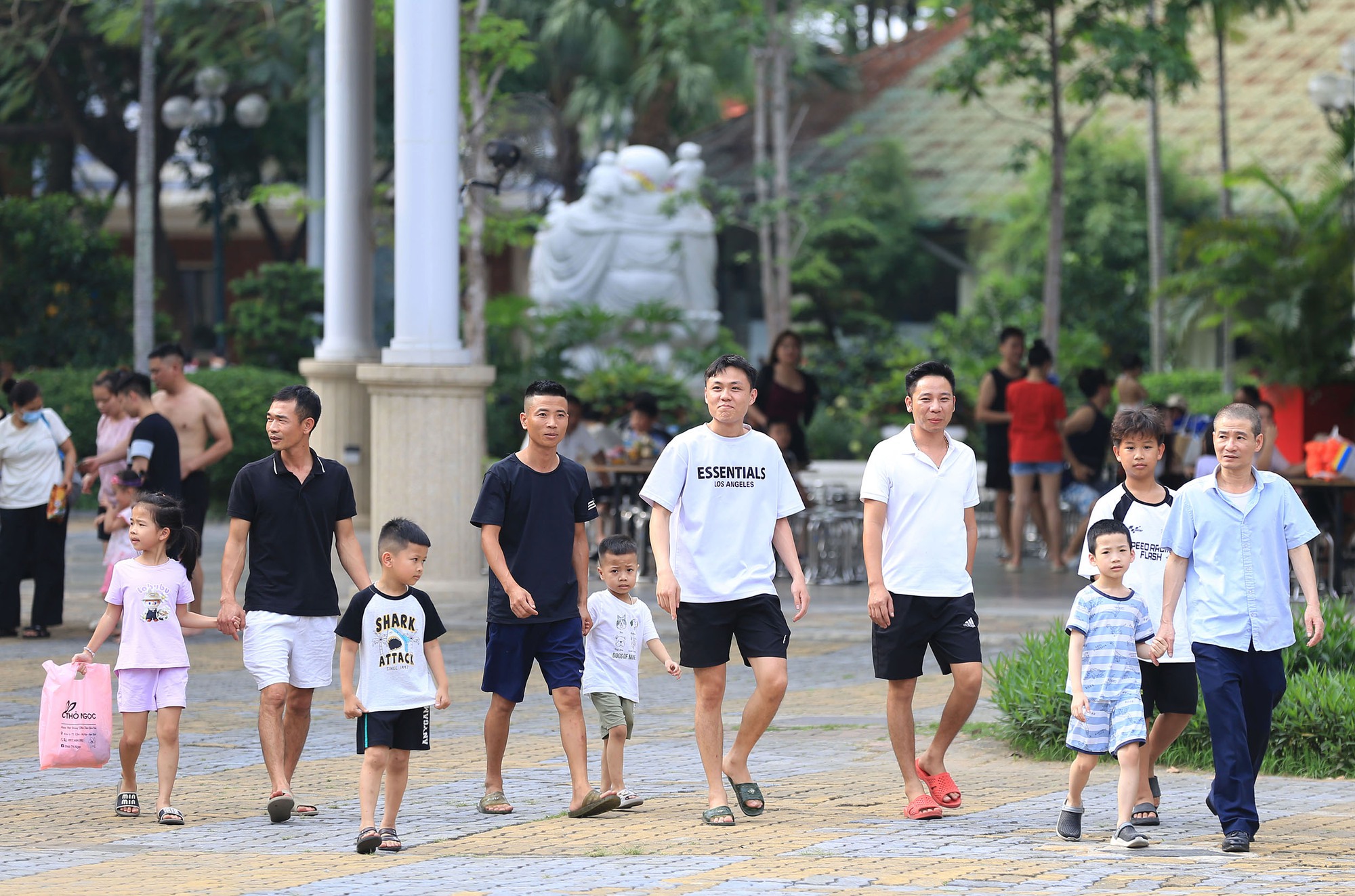 Hà Nội nắng nóng 34 độ C, hàng nghìn người đến công viên nước giải nhiệt trong ngày nghỉ lễ- Ảnh 20. Hà Nội nắng nóng 34 độ C, hàng nghìn người đến công viên nước giải nhiệt trong ngày nghỉ lễ- Ảnh 20.