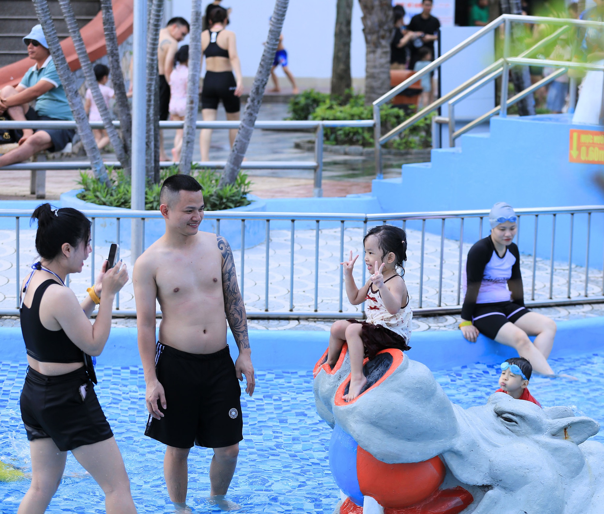 Hà Nội nắng nóng 34 độ C, hàng nghìn người đến công viên nước giải nhiệt trong ngày nghỉ lễ- Ảnh 19. Hà Nội nắng nóng 34 độ C, hàng nghìn người đến công viên nước giải nhiệt trong ngày nghỉ lễ- Ảnh 19.