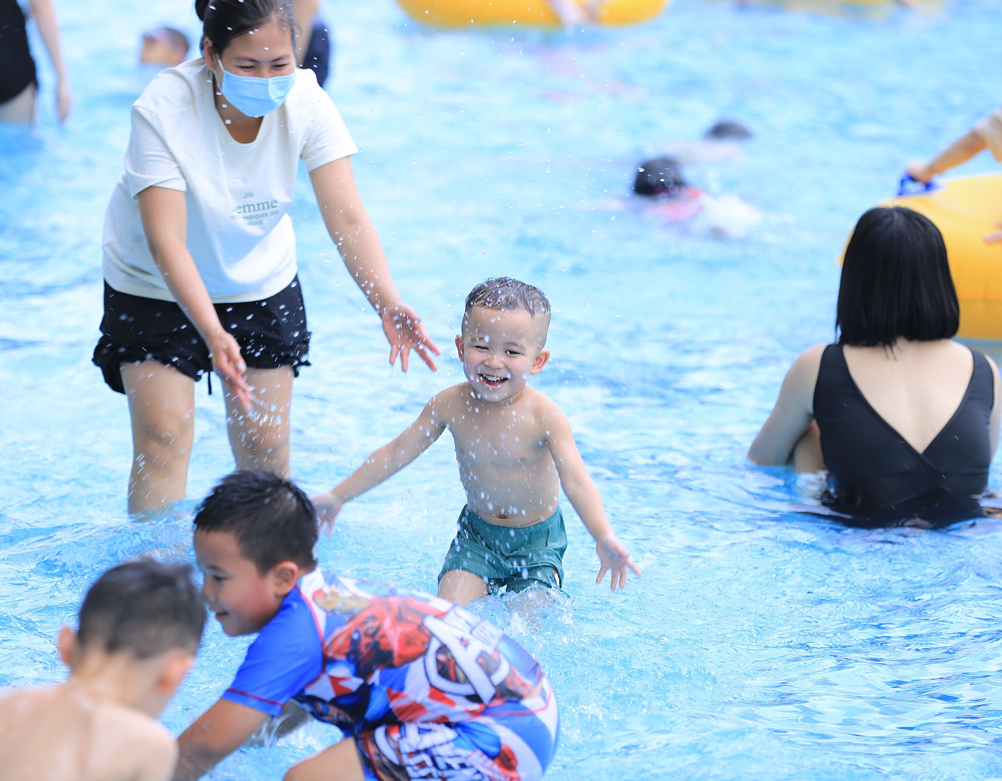 Hà Nội nắng nóng 34 độ C, hàng nghìn người đến công viên nước giải nhiệt trong ngày nghỉ lễ- Ảnh 14. Hà Nội nắng nóng 34 độ C, hàng nghìn người đến công viên nước giải nhiệt trong ngày nghỉ lễ- Ảnh 14.