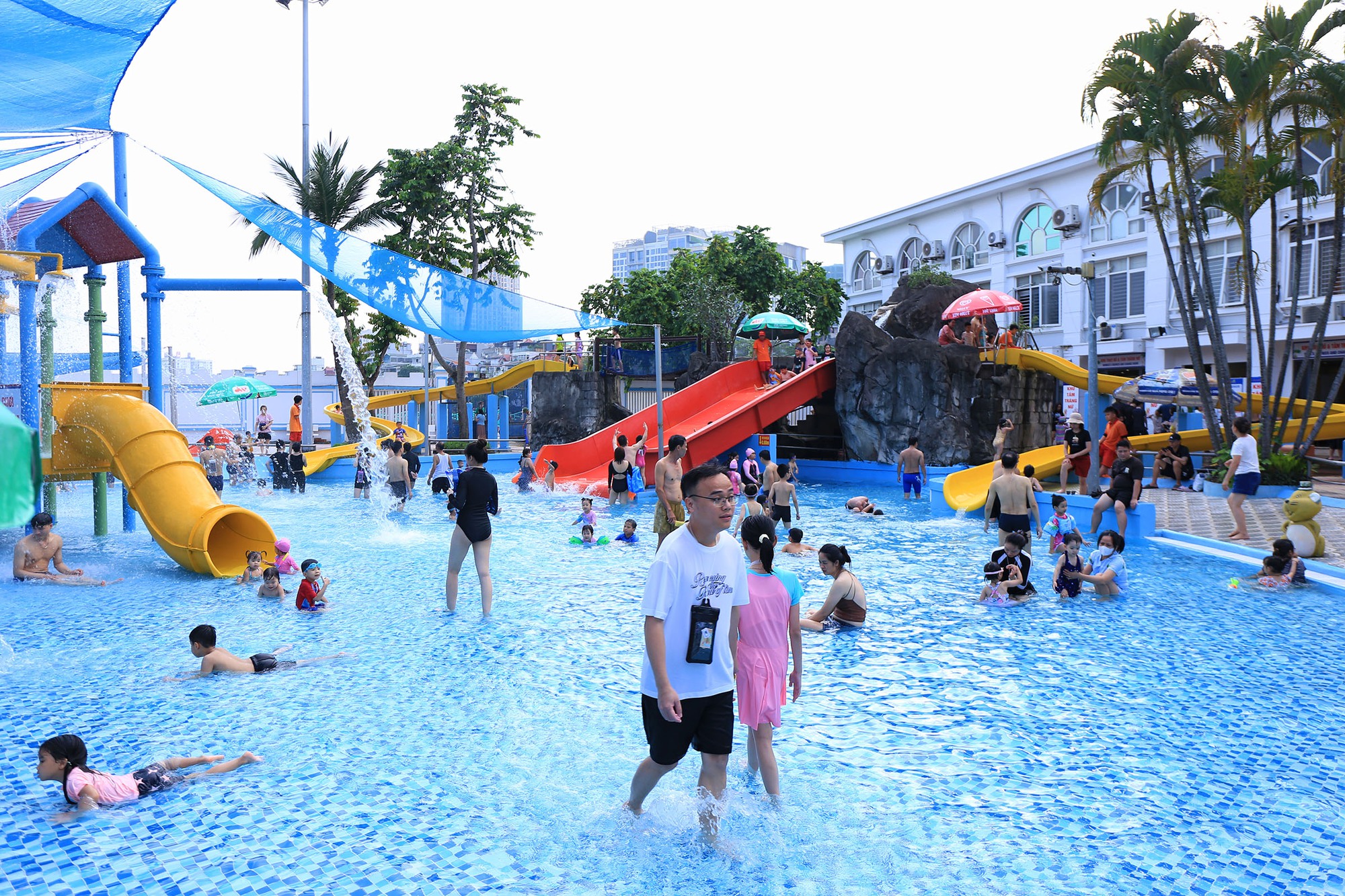 Hà Nội nắng nóng 34 độ C, hàng nghìn người đến công viên nước giải nhiệt trong ngày nghỉ lễ- Ảnh 18. Hà Nội nắng nóng 34 độ C, hàng nghìn người đến công viên nước giải nhiệt trong ngày nghỉ lễ- Ảnh 18.