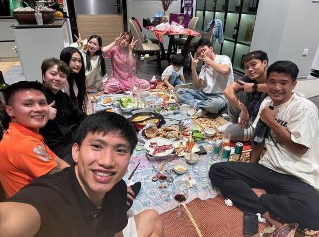 Hoà Minzy xinh đẹp tụ tập cùng hội bạn thân làng bóng đá, từng vay tiền Văn Hậu làm MV nay đã trả hết chưa?- Ảnh 5. Hoà Minzy xinh đẹp tụ tập cùng hội bạn thân làng bóng đá, từng vay tiền Văn Hậu làm MV nay đã trả hết chưa?- Ảnh 5.