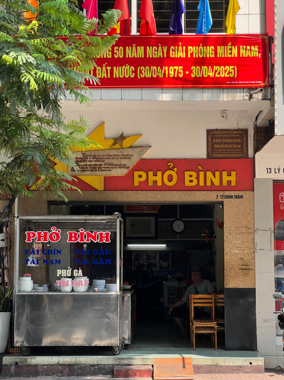 Người trẻ rủ nhau đi ăn phở, cơm tấm tại những nơi từng là Người trẻ rủ nhau đi ăn phở, cơm tấm tại những nơi từng là
