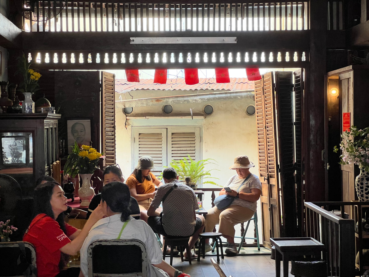 Người trẻ rủ nhau đi ăn phở, cơm tấm tại những nơi từng là Người trẻ rủ nhau đi ăn phở, cơm tấm tại những nơi từng là