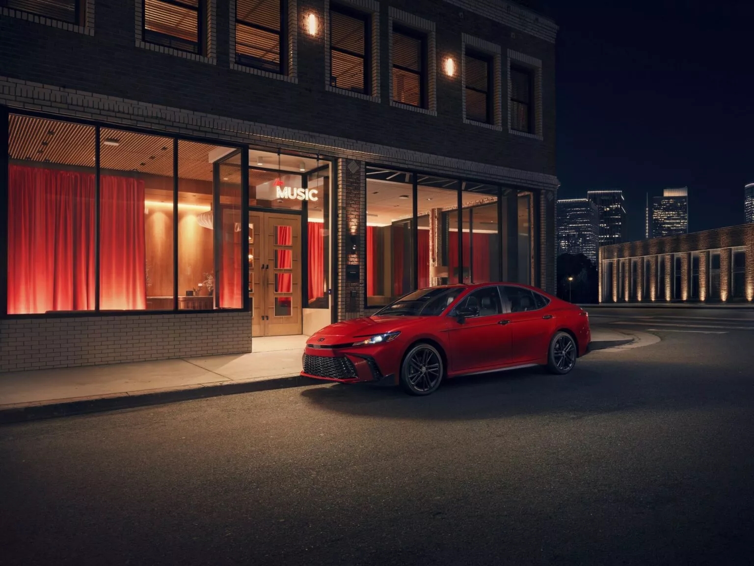 Toyota Camry 2026 bổ sung phiên bản bóng đêm huyền bí: 'Xe doanh nhân' nay cá tính hơn từ ngoài vào trong, động cơ không đổi- Ảnh 1. Toyota Camry 2026 bổ sung phiên bản bóng đêm huyền bí: 'Xe doanh nhân' nay cá tính hơn từ ngoài vào trong, động cơ không đổi- Ảnh 1.
