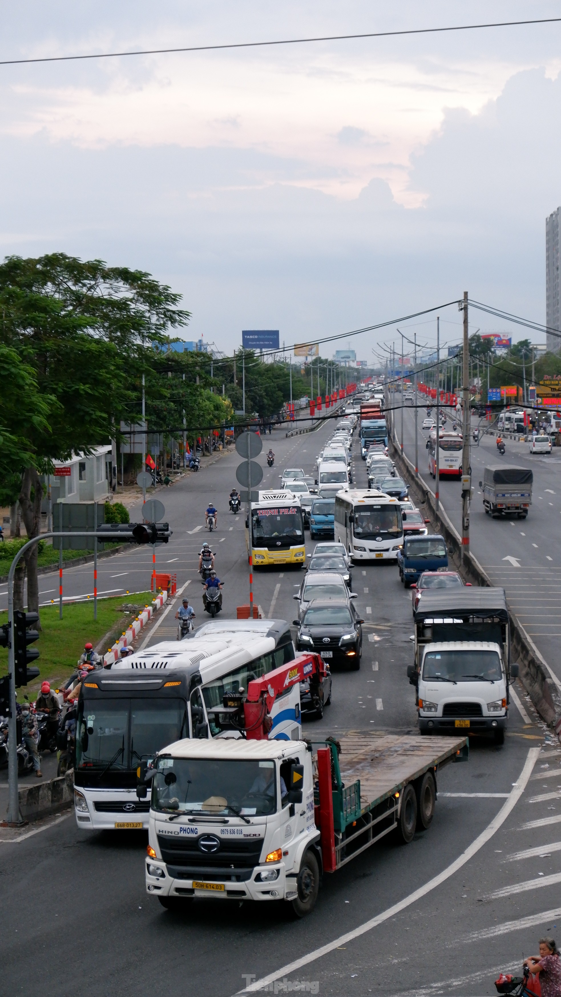 Người xe ùn ùn đổ về TPHCM dù chưa hết lễ- Ảnh 6. Người xe ùn ùn đổ về TPHCM dù chưa hết lễ- Ảnh 6.