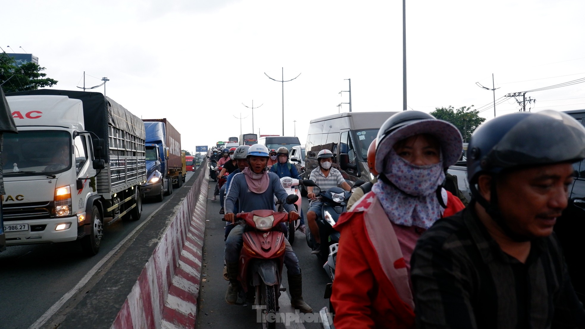 Người xe ùn ùn đổ về TPHCM dù chưa hết lễ- Ảnh 16. Người xe ùn ùn đổ về TPHCM dù chưa hết lễ- Ảnh 16.