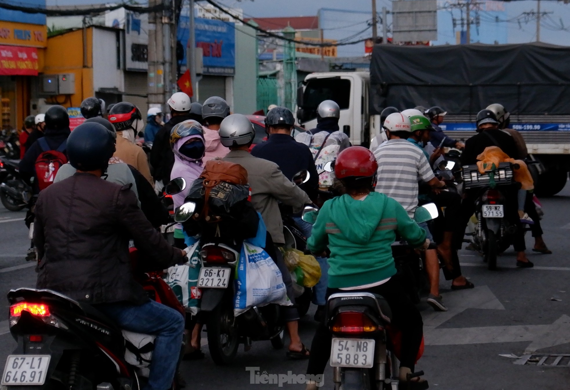 Người xe ùn ùn đổ về TPHCM dù chưa hết lễ- Ảnh 11. Người xe ùn ùn đổ về TPHCM dù chưa hết lễ- Ảnh 11.
