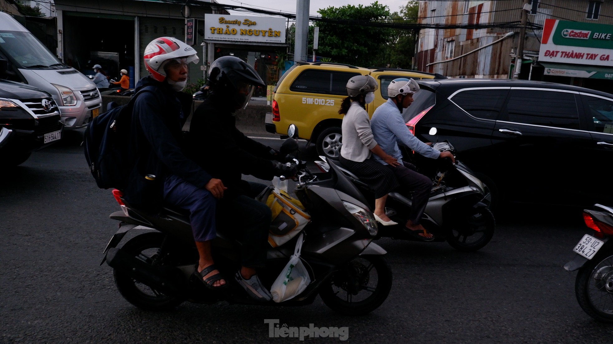 Người xe ùn ùn đổ về TPHCM dù chưa hết lễ- Ảnh 8. Người xe ùn ùn đổ về TPHCM dù chưa hết lễ- Ảnh 8.