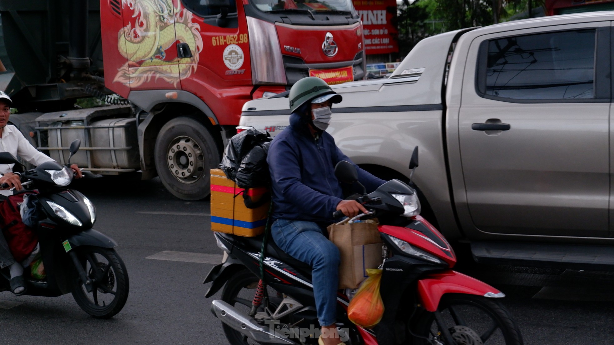 Người xe ùn ùn đổ về TPHCM dù chưa hết lễ- Ảnh 7. Người xe ùn ùn đổ về TPHCM dù chưa hết lễ- Ảnh 7.